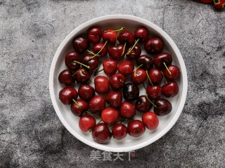芒果麦片樱桃酸奶昔的做法步骤：1