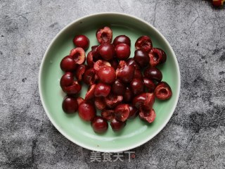芒果麦片樱桃酸奶昔的做法步骤：2