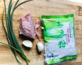 肉酱土豆粉的做法步骤：1