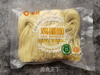 酸辣鸡蛋面的做法步骤：1