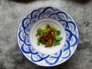 酸辣鸡蛋面的做法步骤：4