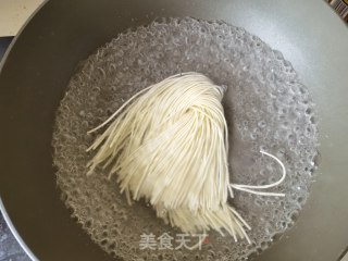 酸辣鸡蛋面的做法步骤：5
