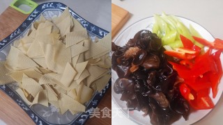 木耳烧豆皮的做法步骤：1