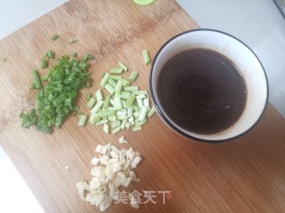 木耳烧豆皮的做法步骤：2