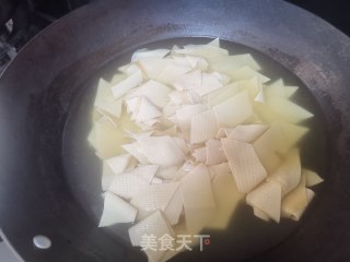 木耳烧豆皮的做法步骤：3