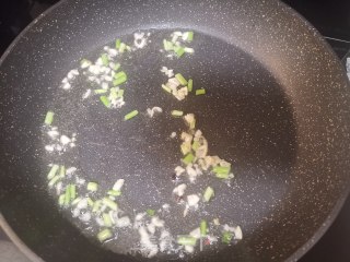 木耳烧豆皮的做法步骤：4