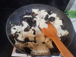 木耳烧豆皮的做法步骤：6