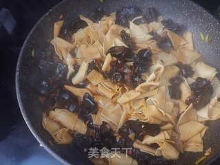 木耳烧豆皮的做法步骤：7