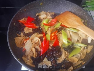 木耳烧豆皮的做法步骤：8