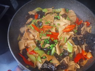 木耳烧豆皮的做法步骤：9
