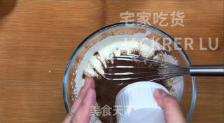 超简单脆皮雪糕冰激凌，可可和抹茶双重美味，细腻顺滑，巧克力味浓郁。的做法步骤：2
