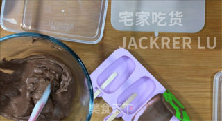 超简单脆皮雪糕冰激凌，可可和抹茶双重美味，细腻顺滑，巧克力味浓郁。的做法步骤：5
