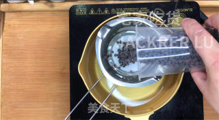 超简单脆皮雪糕冰激凌，可可和抹茶双重美味，细腻顺滑，巧克力味浓郁。的做法步骤：11