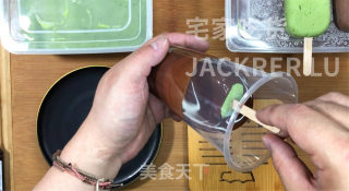 超简单脆皮雪糕冰激凌，可可和抹茶双重美味，细腻顺滑，巧克力味浓郁。的做法步骤：15