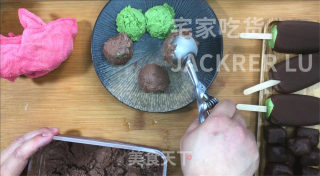 超简单脆皮雪糕冰激凌，可可和抹茶双重美味，细腻顺滑，巧克力味浓郁。的做法步骤：18