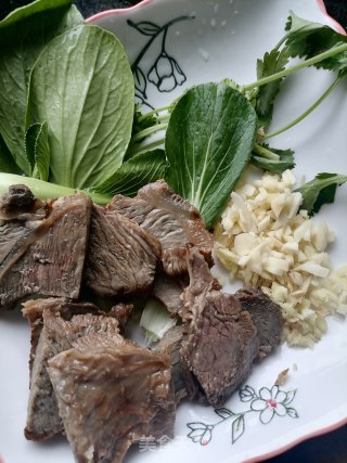 牛肉土豆粉的做法步骤：1