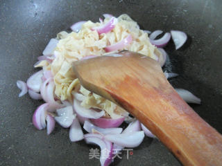 洋葱炒豆腐皮的做法步骤：4