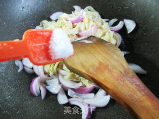 洋葱炒豆腐皮的做法步骤：5