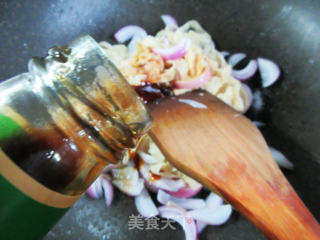 洋葱炒豆腐皮的做法步骤：7