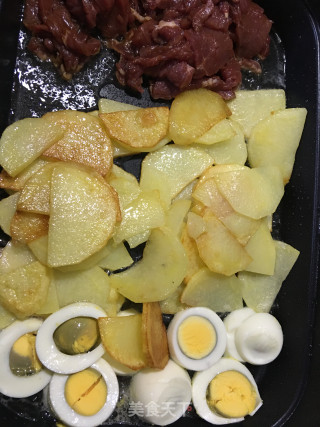 牛肉土豆炒尖椒的做法步骤：2