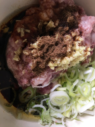 酸菜猪肉水饺的做法步骤：2