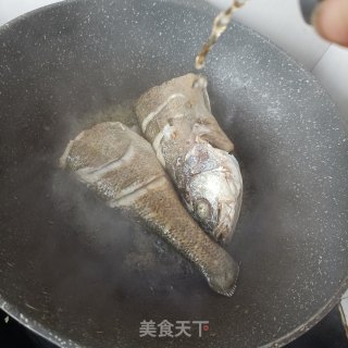 家常烧鲈鱼的做法步骤：3