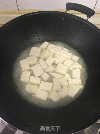 咸蛋黄虾仁鱼片豆腐的做法步骤：1