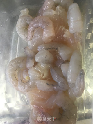 咸蛋黄虾仁鱼片豆腐的做法步骤：2