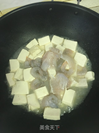 咸蛋黄虾仁鱼片豆腐的做法步骤：3
