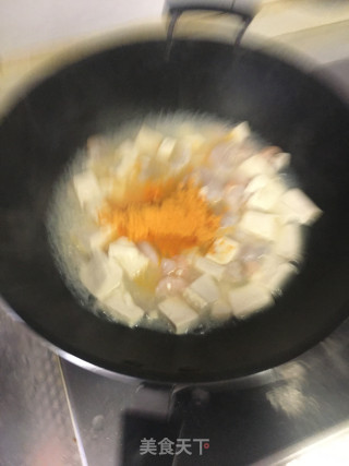 咸蛋黄虾仁鱼片豆腐的做法步骤：4