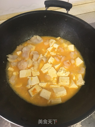 咸蛋黄虾仁鱼片豆腐的做法步骤：5