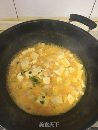 咸蛋黄虾仁鱼片豆腐的做法步骤：6