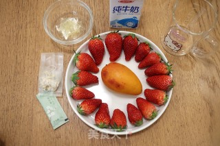 草莓芒果花茶奶冻杯的做法步骤：1