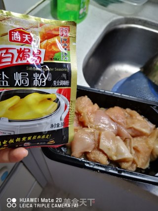 凉拌手撕鸡的做法步骤：1