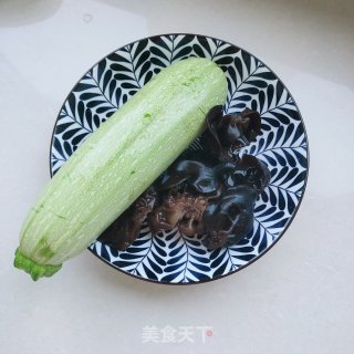 西葫芦煎饺的做法步骤：1