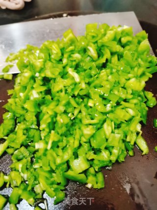 青椒煎鸡蛋的做法步骤：1