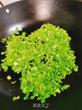 青椒煎鸡蛋的做法步骤：2