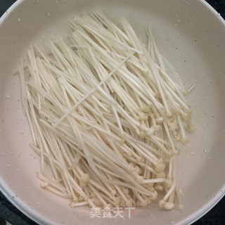 金针菇滚鱼皮饺汤的做法步骤：1