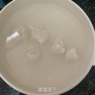 金针菇滚鱼皮饺汤的做法步骤：2