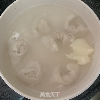 金针菇滚鱼皮饺汤的做法步骤：3