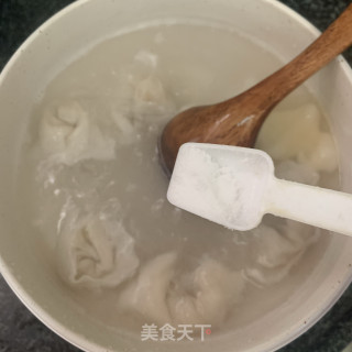金针菇滚鱼皮饺汤的做法步骤：4