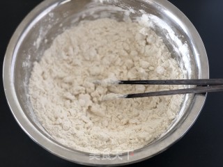 虾仁韭菜鸡蛋馅饼的做法步骤：2