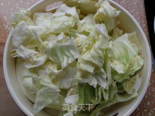 番茄炒包心菜的做法步骤：1
