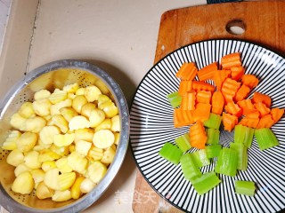炸小土豆的做法步骤：3