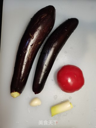 西红柿炒茄子的做法步骤：1