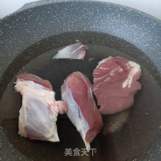 山药芡实腱子肉汤的做法步骤：2