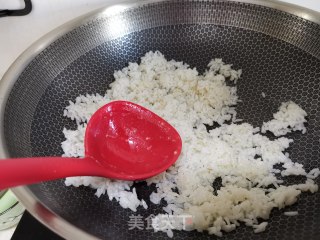 虾仁蛋炒饭的做法步骤：3