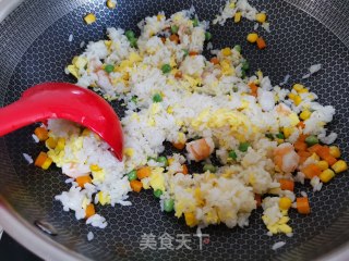 虾仁蛋炒饭的做法步骤：4
