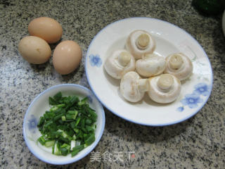 鸡蛋炒蘑菇的做法步骤：1