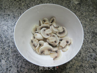 鸡蛋炒蘑菇的做法步骤：4